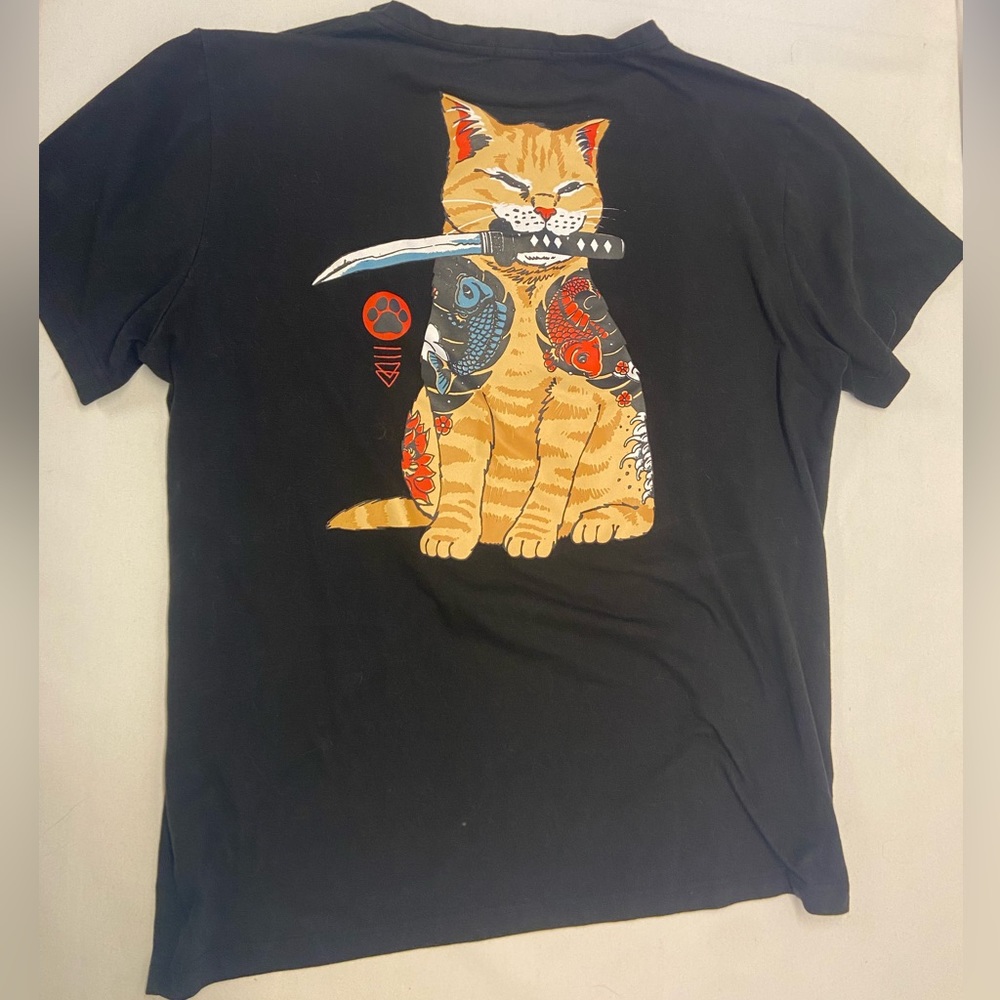 Men’s Cat holding knife shirt - size XL